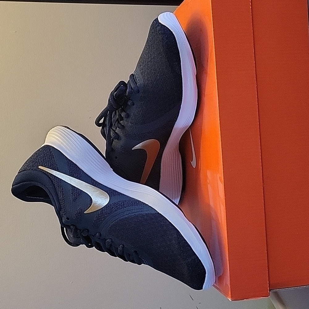 Nike Revolution 4 Sneakers